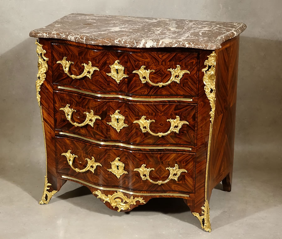 Commode d'entre-deux d'époque Régence estampillée MM en placage de bois de violette et bronzes ciselés et dorés Paris 18e siècle
